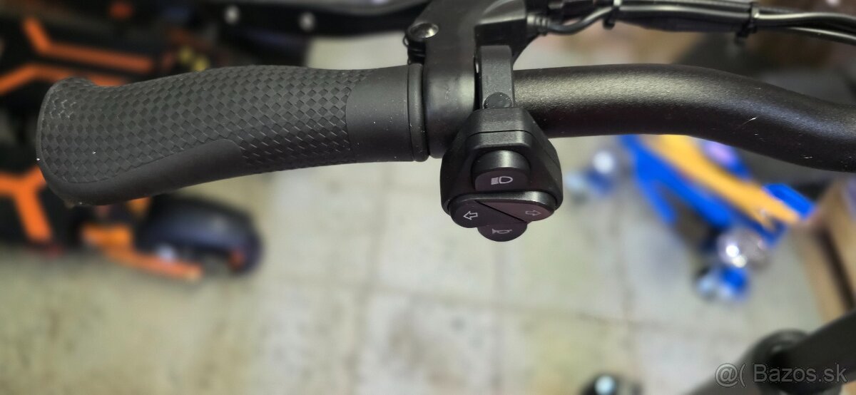 Elektrická kolobežka Kukirin M4 MAX - 7