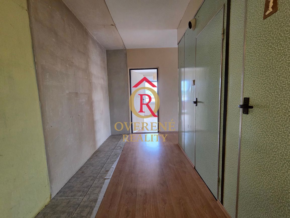 Na predaj veľký 3 izbový byt s komorou a 4 lodžiami v centre - 7