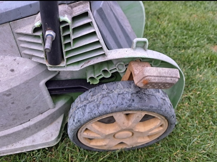 Predám kosačku Fieldmann - 7