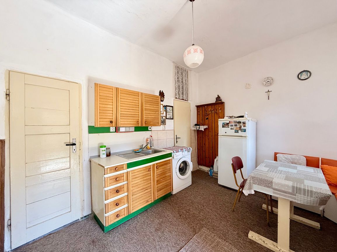 BUKOVEC - 4 IZBOVÝ RD V DOBROM STAVE POZEMOK 1.104 M2 - 7