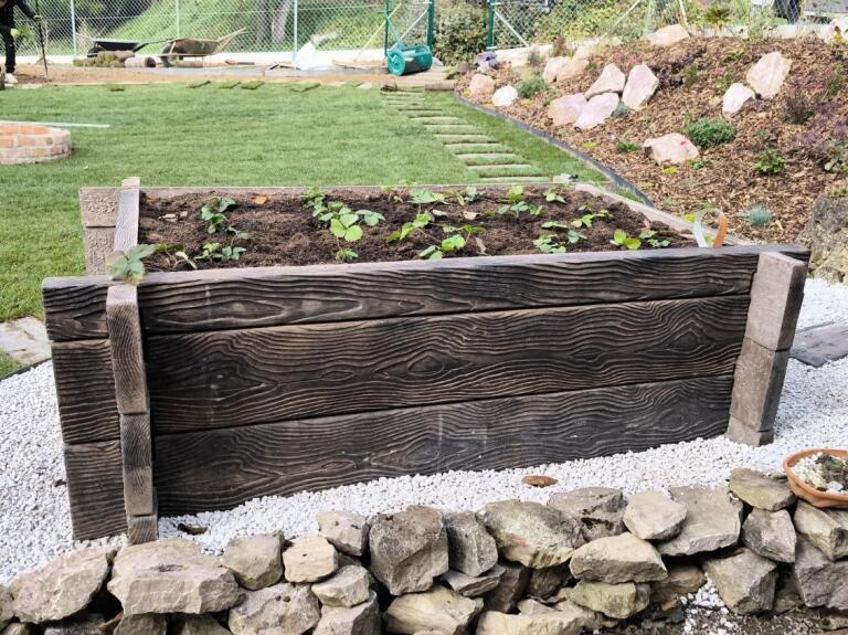 Vyvýšený záhon betónový imitácia dreva - 7