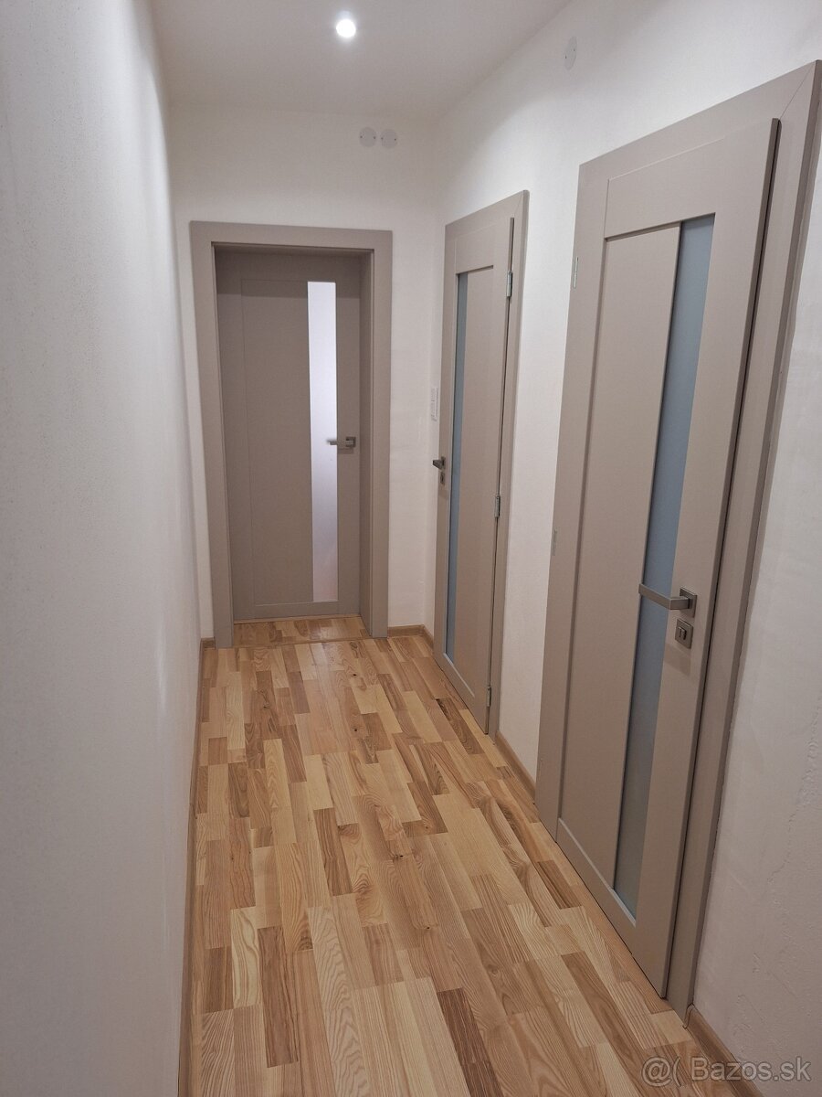 Montáž interiérových dverí a zárubní a pokládka plávajúcej p - 7
