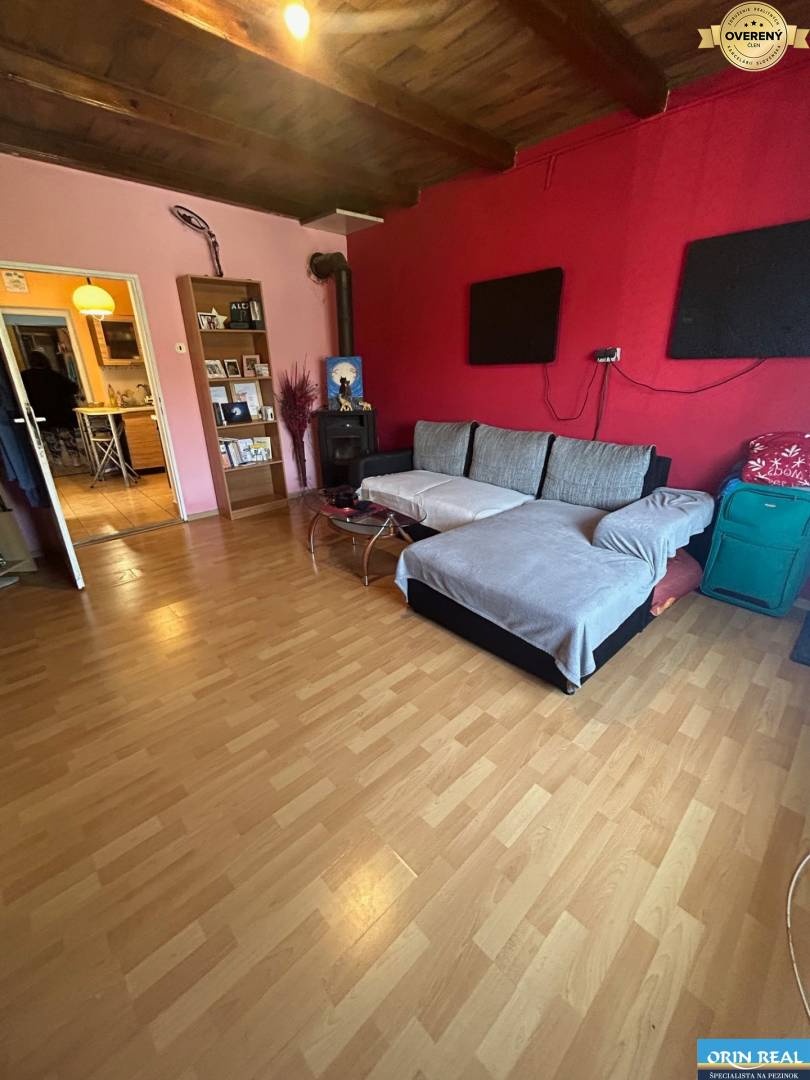 Na predaj starší rodinný dom v obci Budmerice 541m2 - 7