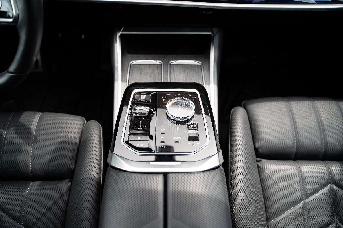 BMW M760e xDrive A/T Na prenájom - 7