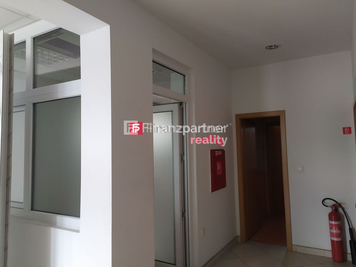 Obchodno-administratívny objekt s veľkým skladovým priestoro - 7