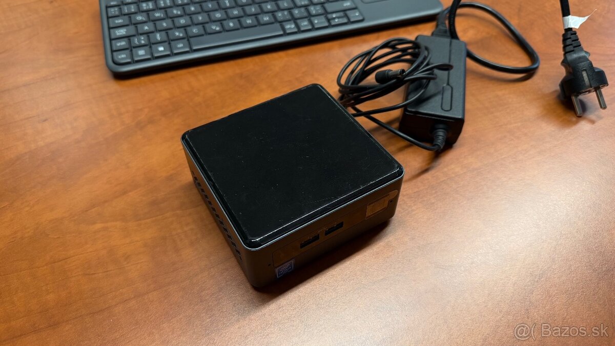 Intel NUC 7 Essentials Kit + Logitech Touch Keyboard K400 - 7
