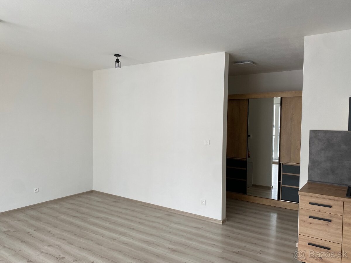 Prenajom 1izb byt v Bytci Thurzove sady - 7