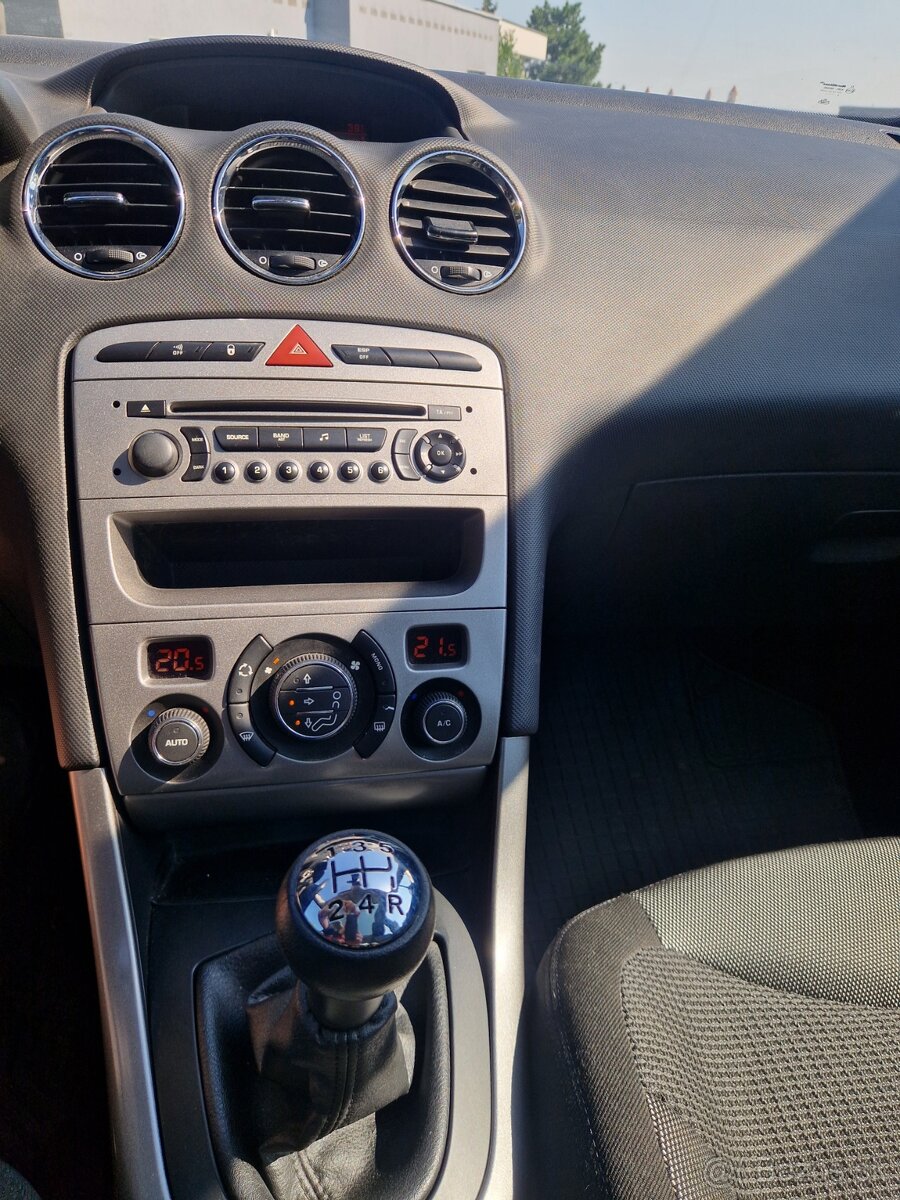 Peugeot 308 hatchback benzín 1,6 rok 2010 - 7