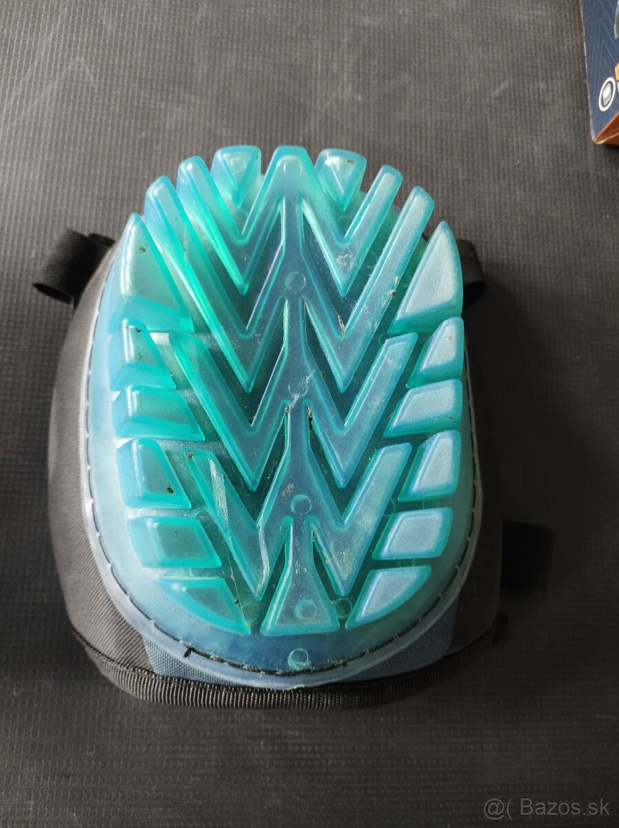 {33} Chrániče kolien - 7