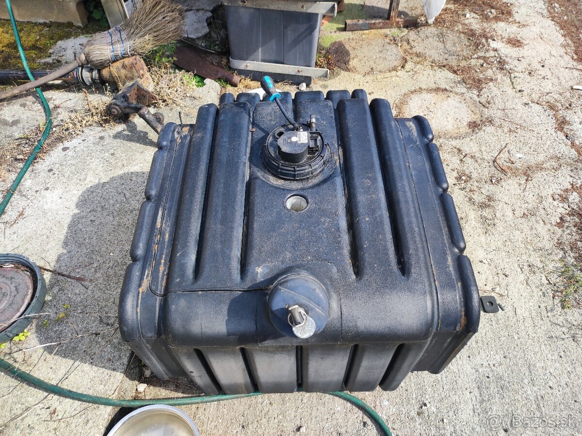 Iveco EuroCargo palivové nádrže - 7