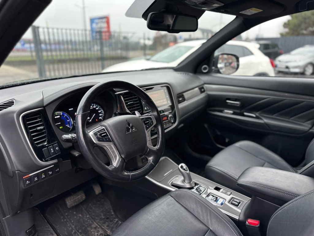 Mitsubishi Outlander 2.4 PHEV 4x4 - 7