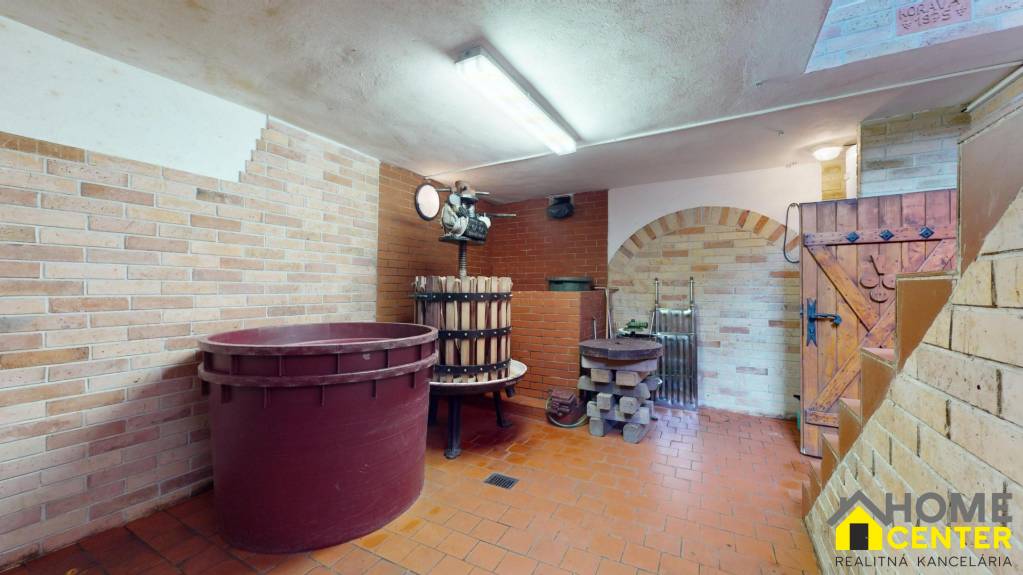 NA PREDAJ POSCHODOVÁ CHATA S VYNICOU A VÍNNOU PIVNICOU NEĎAL - 7