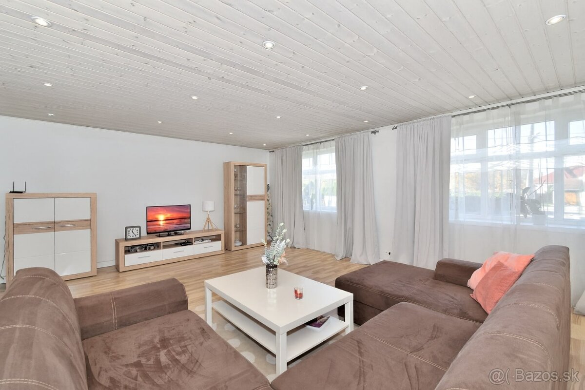 Rodinný dom s dvoma bytmi, 2 garáže, záhrada, bazén, DS - 7