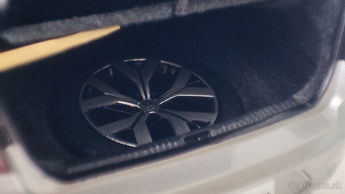 Volkswagen Passat 1:18 - 7