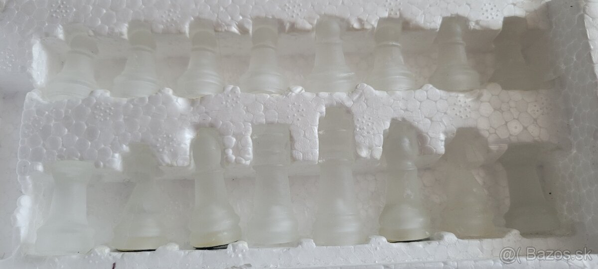 Predám sklenený šachový set TUKE - 7