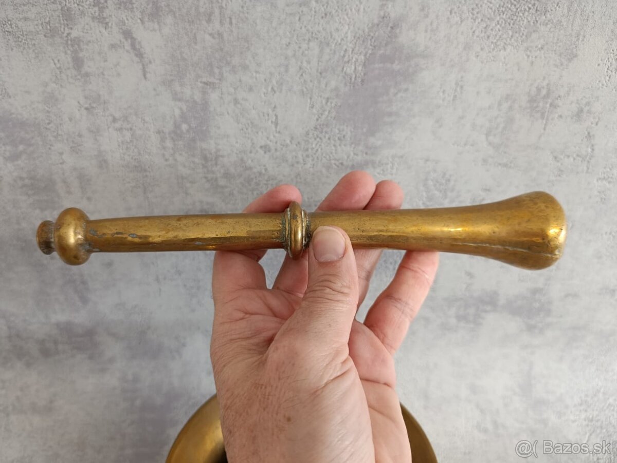 Starý mosazný mažiar s tloukem a erbem - 7