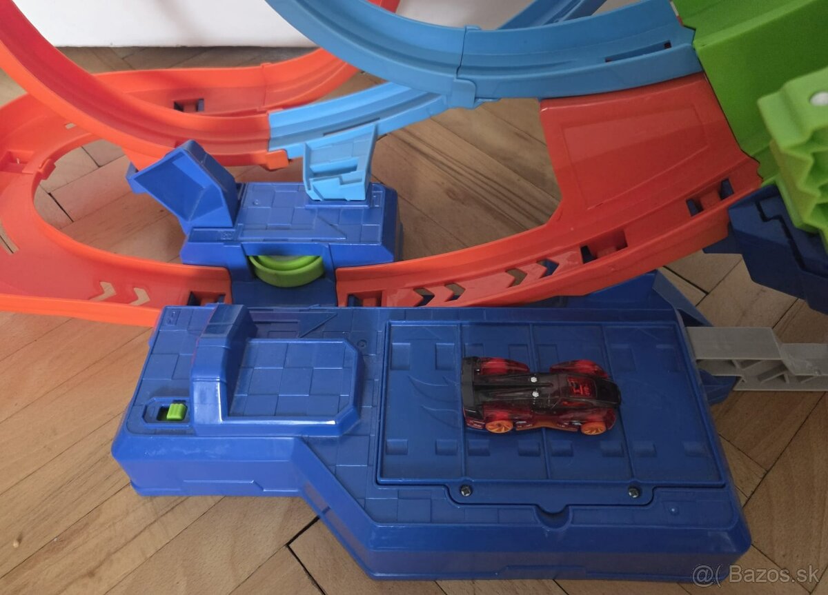 Autodráha Hot Wheels štyrmi slučkami - 7