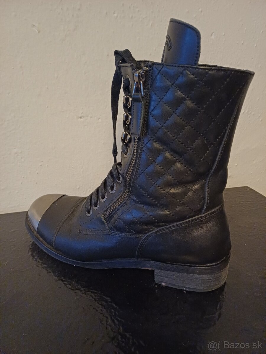 CHANEL čierne čižmy CC z pravej kože. S kovovou špičkou - 7