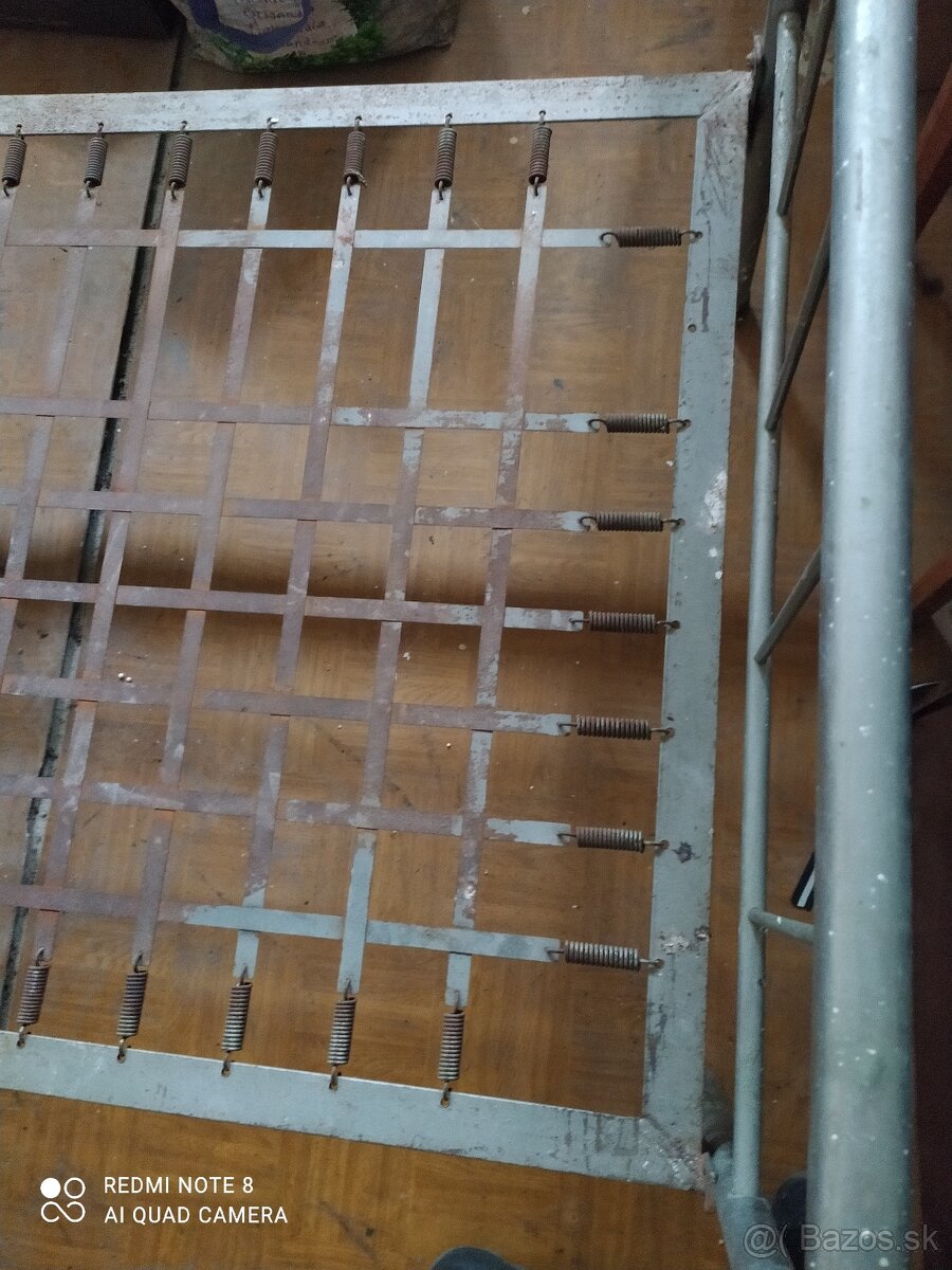 retro pc, telefony, kovova posteľ, matrace - 7