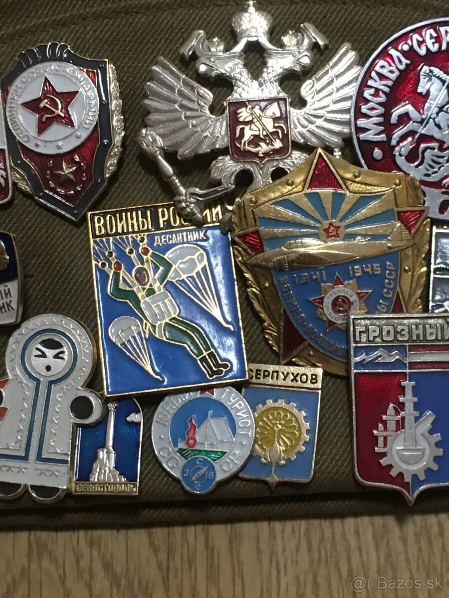 Sovietska lodička s vojenskými nášivkami a odznakmi - 7