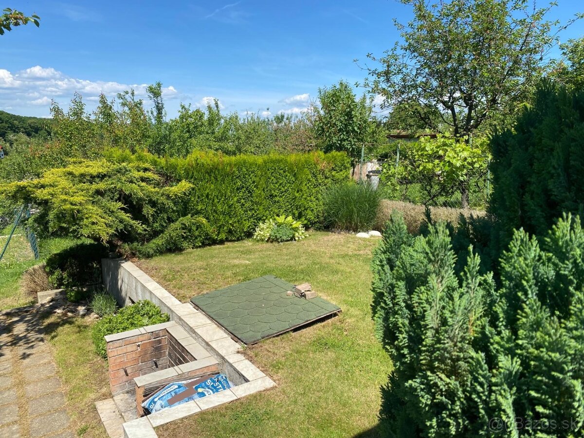 Záhrada s dreveným domčekom - 7