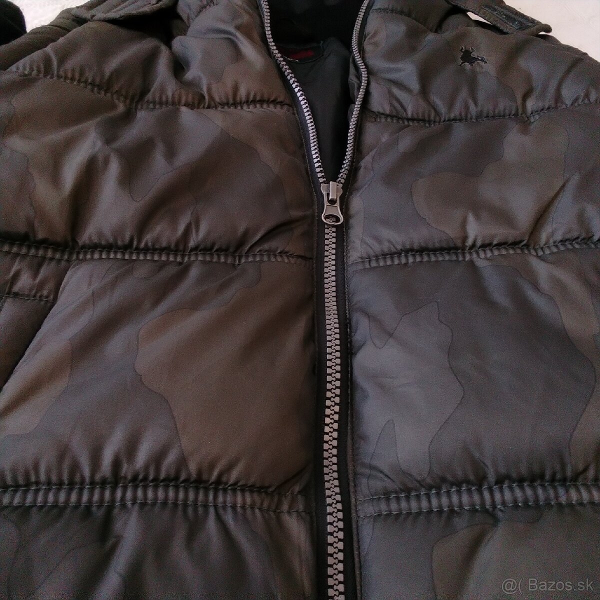 Teplá maskáčová hybridná army puffer bunda/vesta s kapucňou - 7