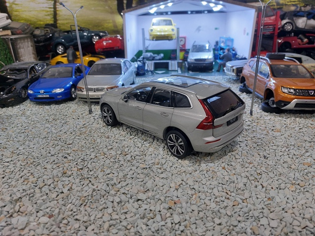 model auta 1:18 Volvo XC60 2022, šedá farba ,Paudi - 7