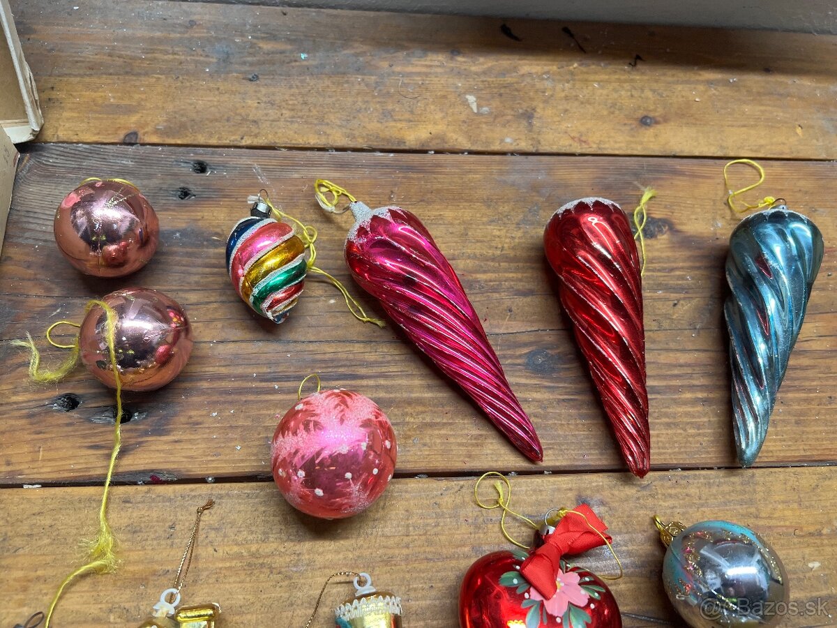 Sklenené ozdoby a kovové zvončeky. - 7