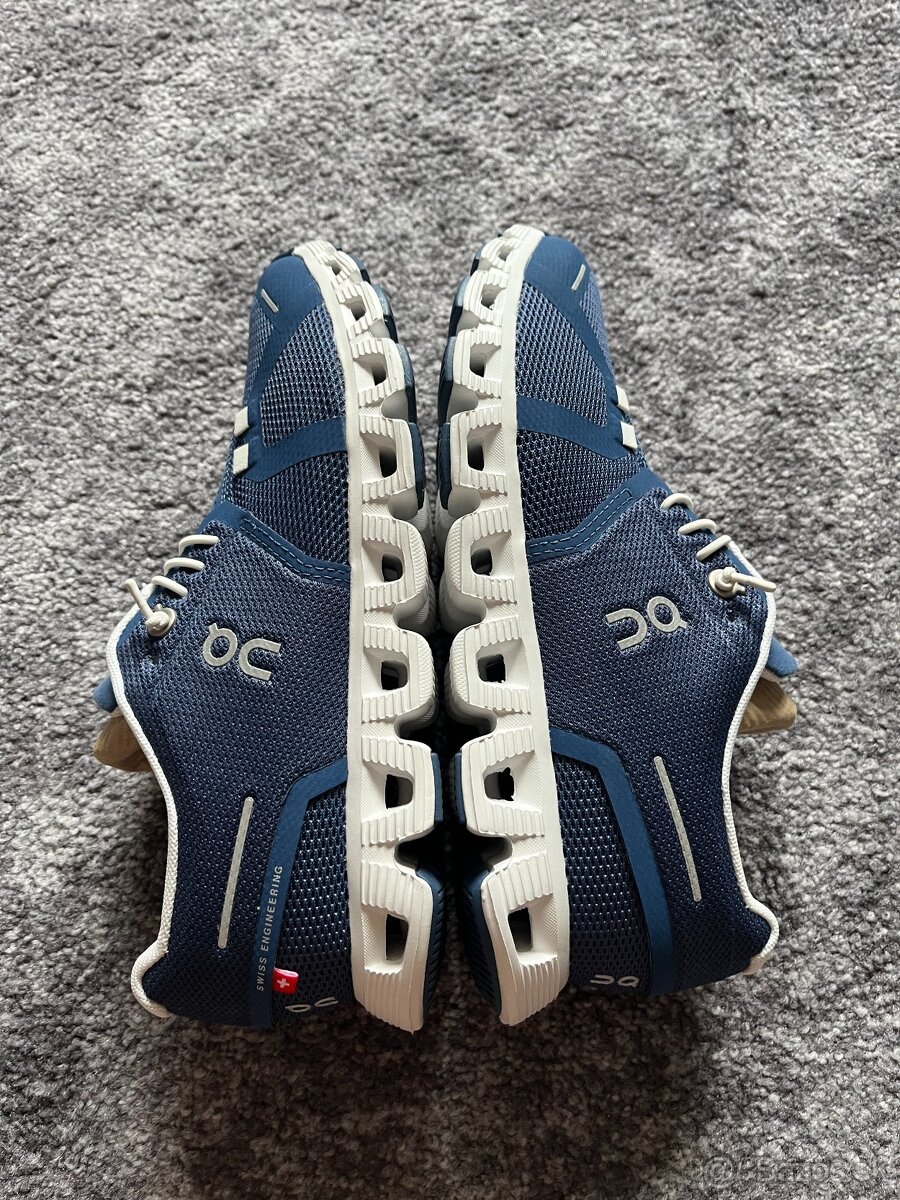 On Running, model Cloud 5, velikost 37,5 - 7
