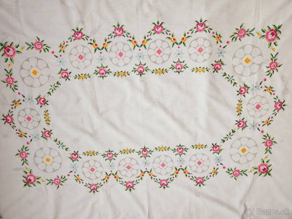 Nádherný biely bohato zdobený obrus, posiaty ružovými a žltý - 7