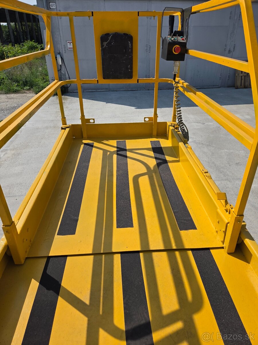 Nožnicová pracovná plošina Haulotte Compact 12 - 7