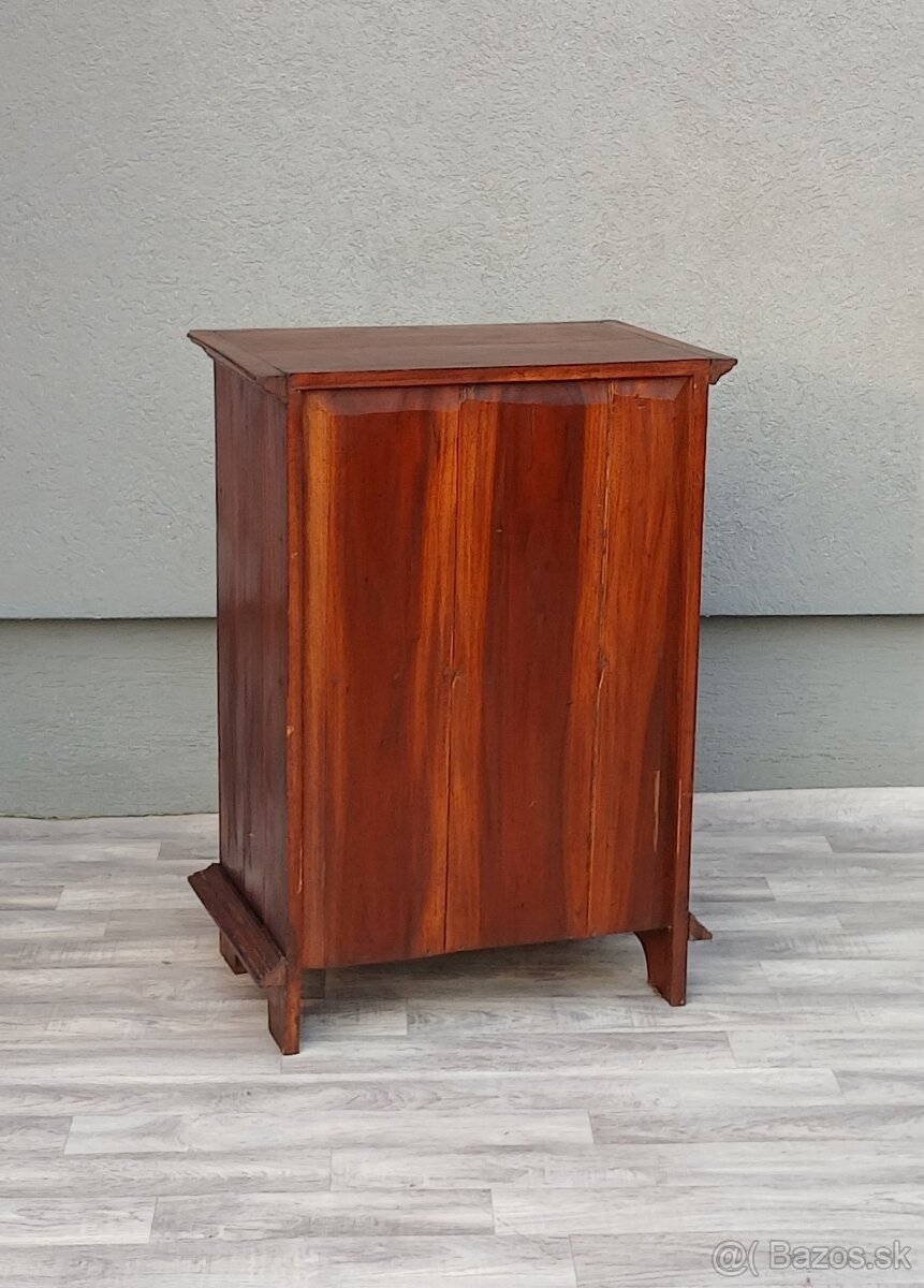 Komôdka v koloniálnom štýle. - 7