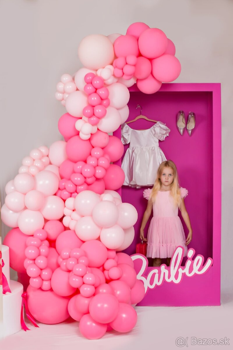 Drevené rekvizity, paravany a pódia.
- 7