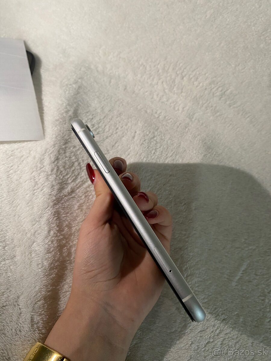 Apple iPhone XR 64GB - 7