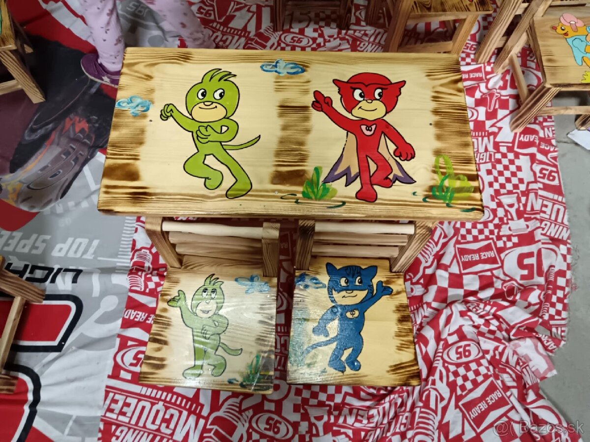 Drevený stolík so stoličkami - 7