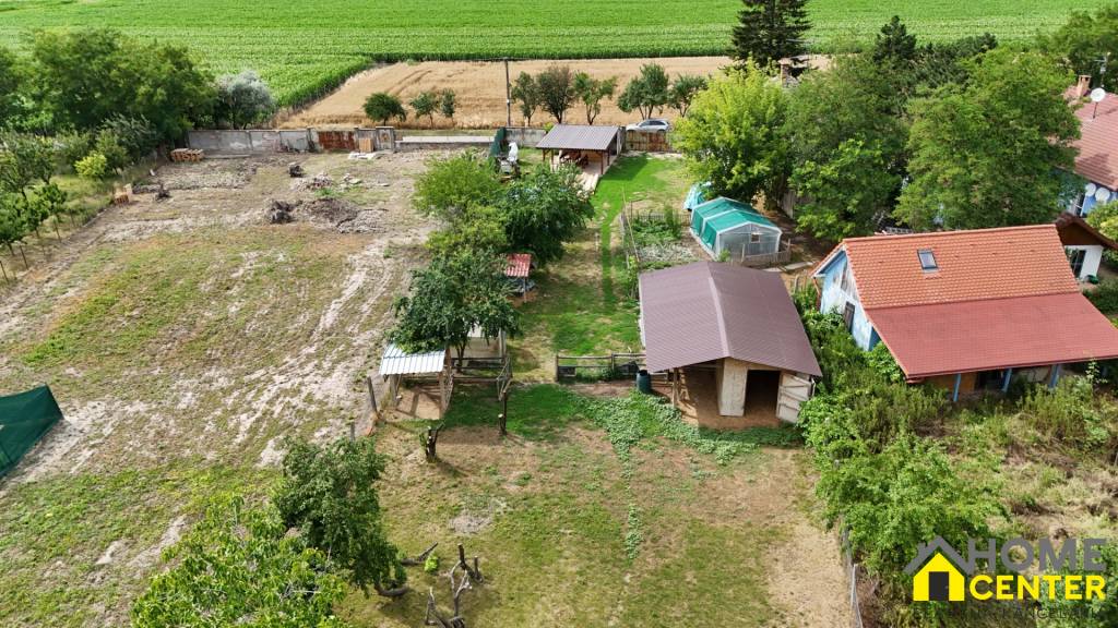 Znížená cena Priestranný pozemok so starším rodinným domo - 7
