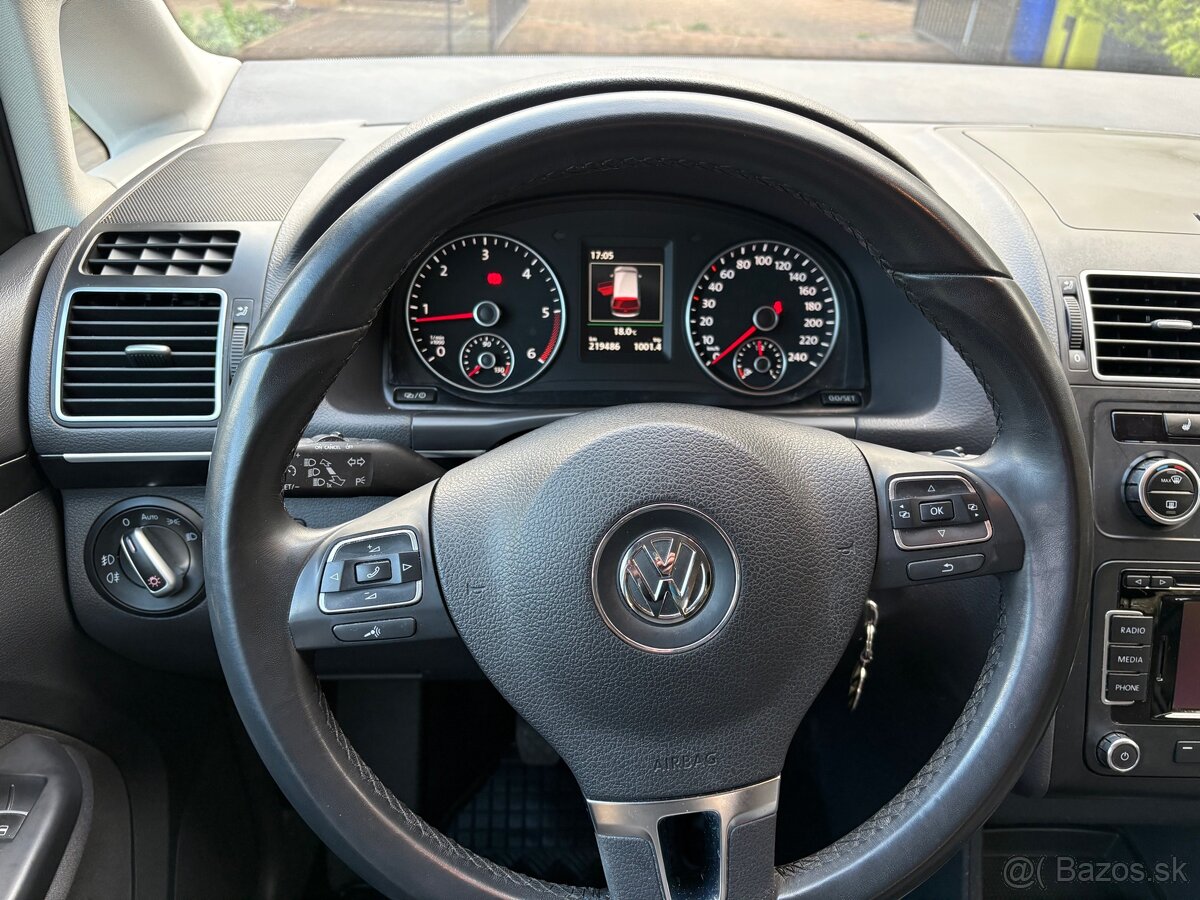 VW Touran 2,0 TDi - 7