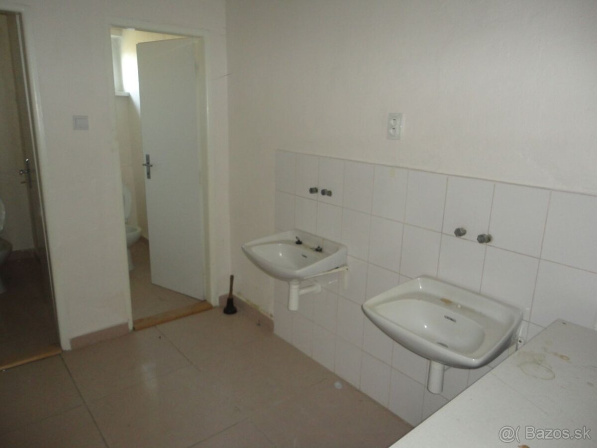 Na predaj bývalá administratívna budova v Bojniciach - 7