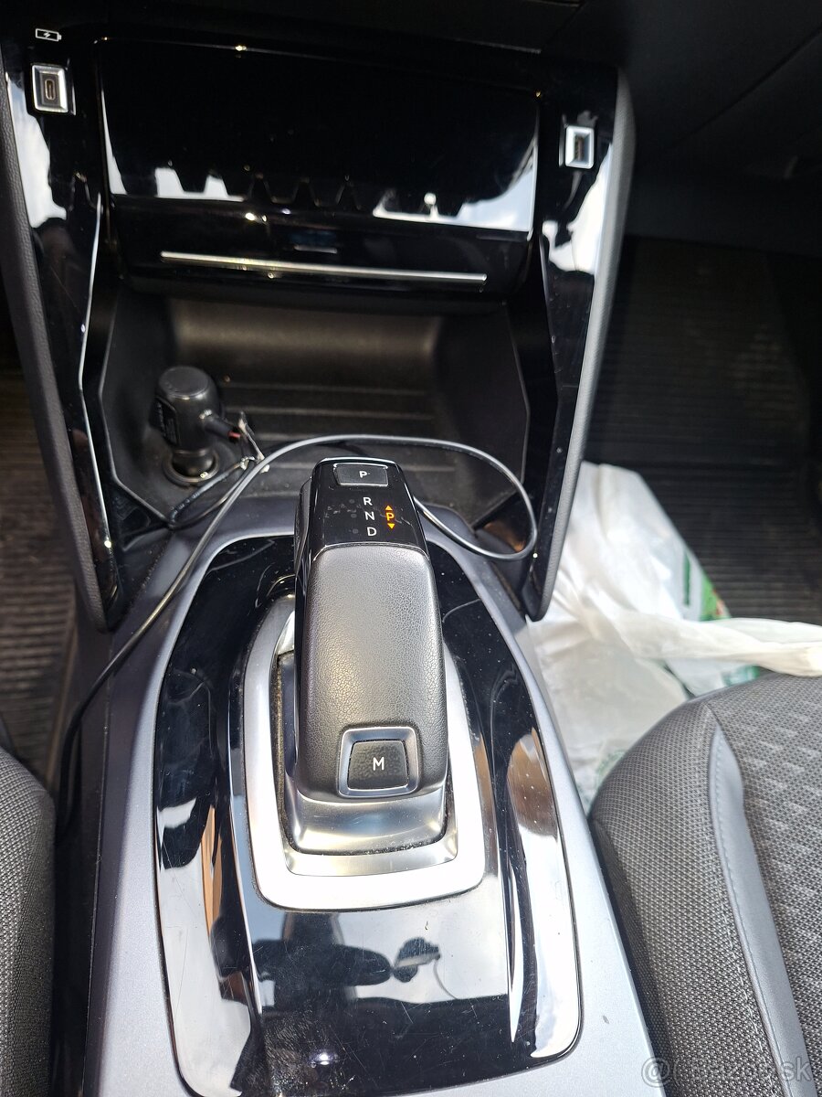 Predám Peugeot 2008 1.2 Allure, r.v 2020, - 7