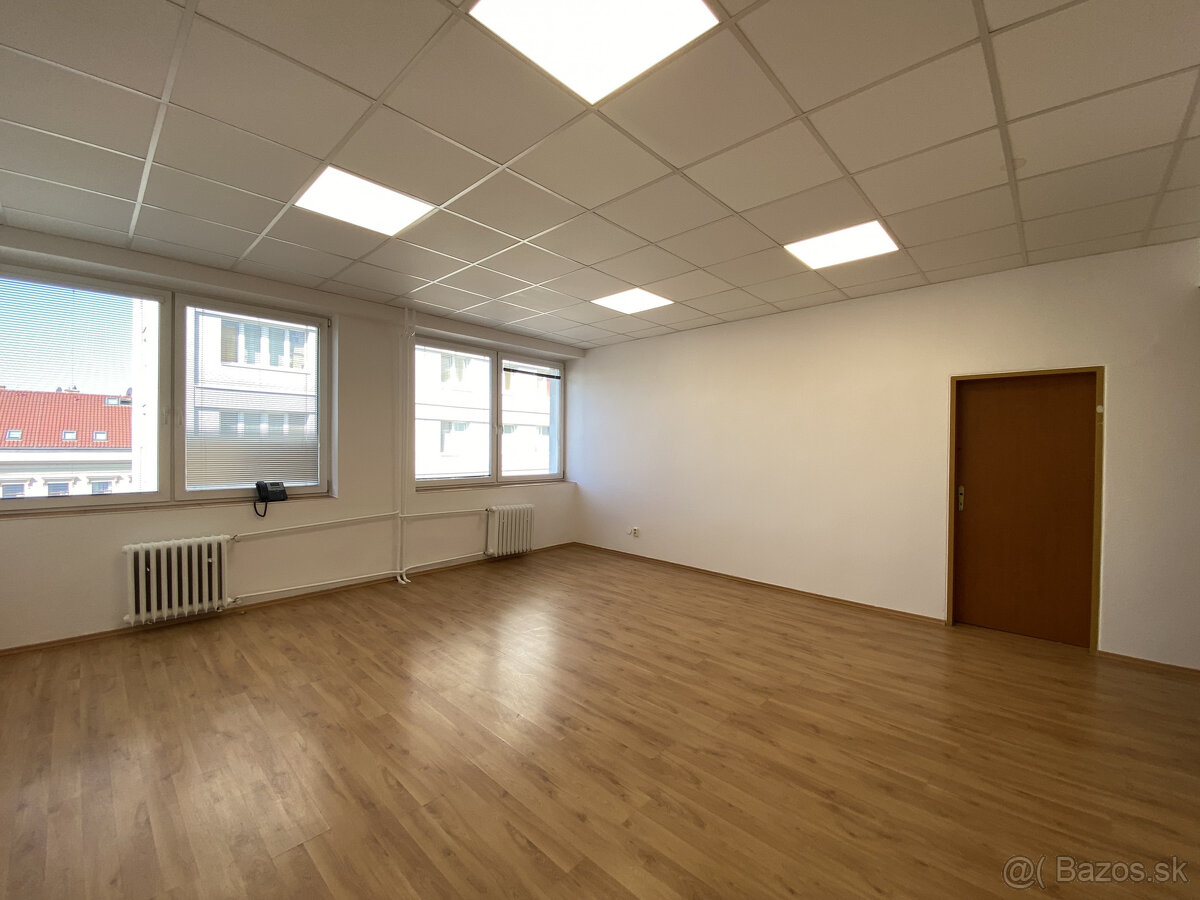 Priestranná kancelária : 42 m2 - v centre mesta - 7