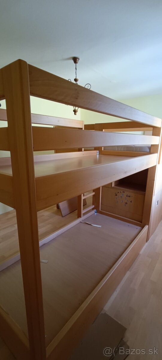 Poschodové postele z masívu s úložným priestorom a skrine. - 7
