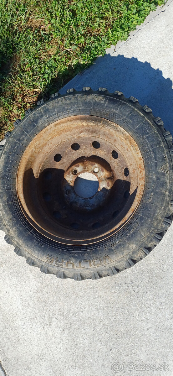 Predám pneu Lada Niva - 7