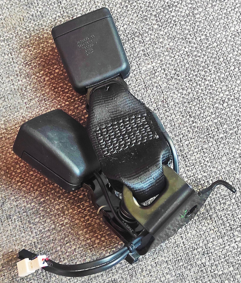 zámok zadného bezpečnostného pásu na BMW - 7