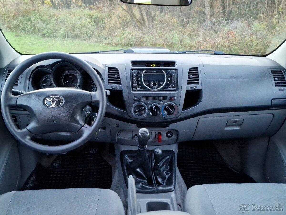 Toyota Hilux 2.5 D-4D 4X4 UZÁVIERKA UKÁŽKOVÝ STAV - 7