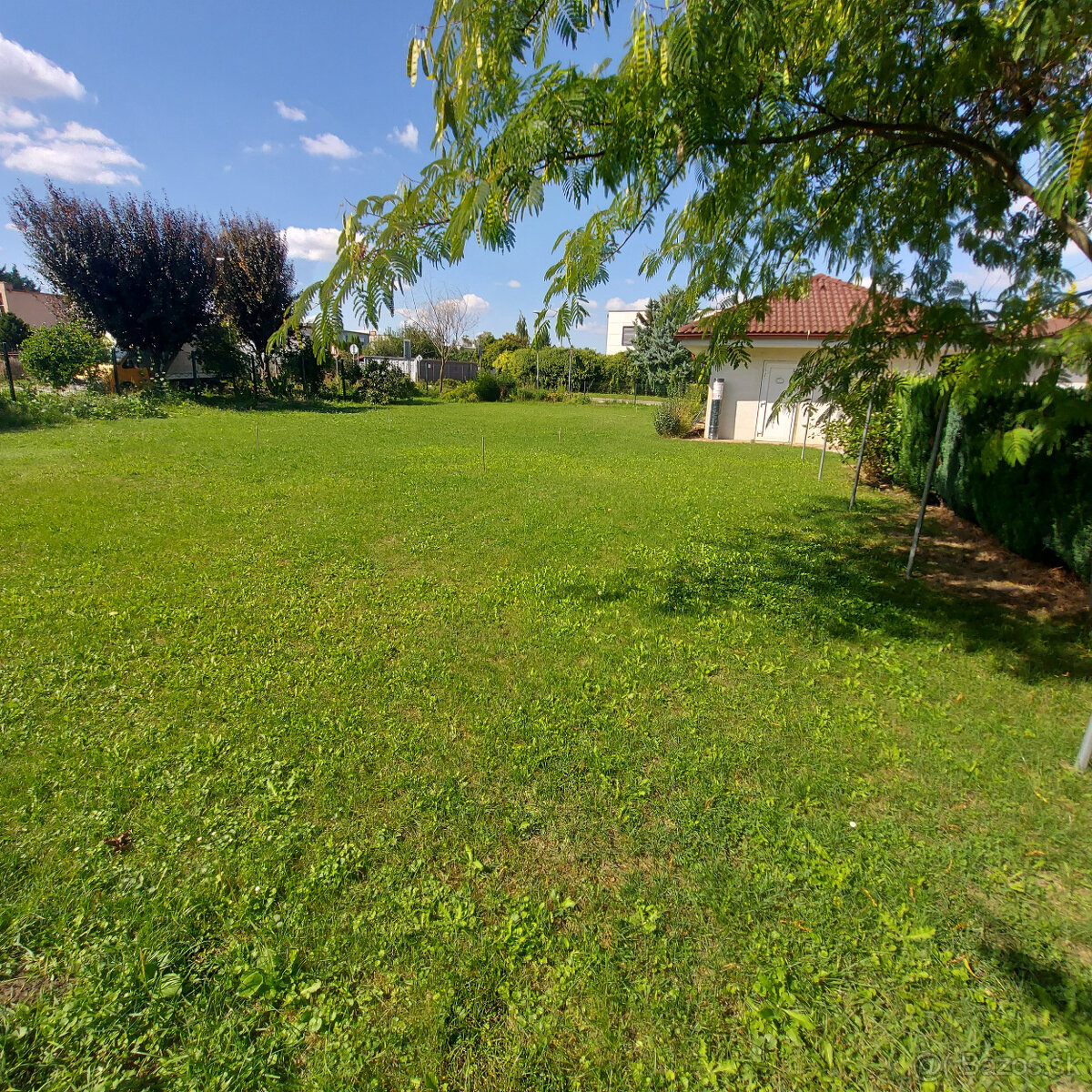 Na predaj stavebný pozemok s garážou v Šali – ulica Hrabová - 7