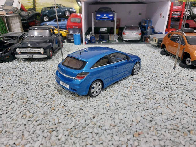 model auta Opel Astra H OPC 2006 Otto mobile 1:18 - 7