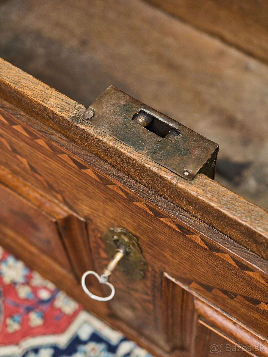 Intarzovaná dubová truhla z 18. storočia - 7