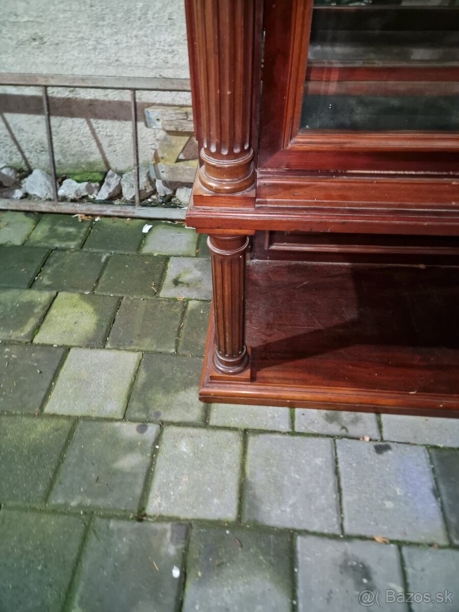 28 - Predám starožitnú vitrína v štýle Altdeutsch - 7