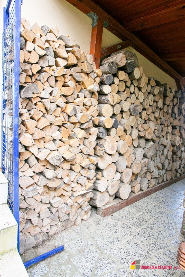 Na predaj záhradná chatka v retro štýle s upravenou záhradou - 7