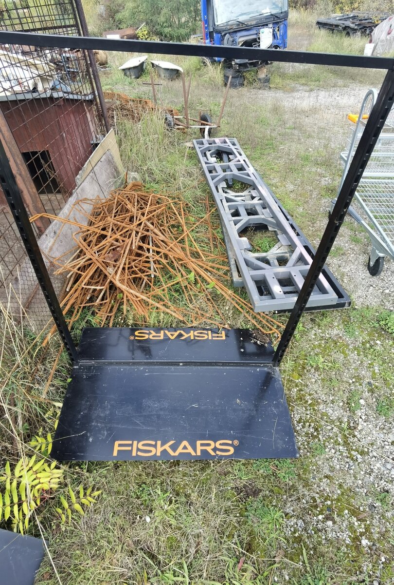 Železné rúry, roxory, stĺpiky, tyče.. Železný materiál - 7